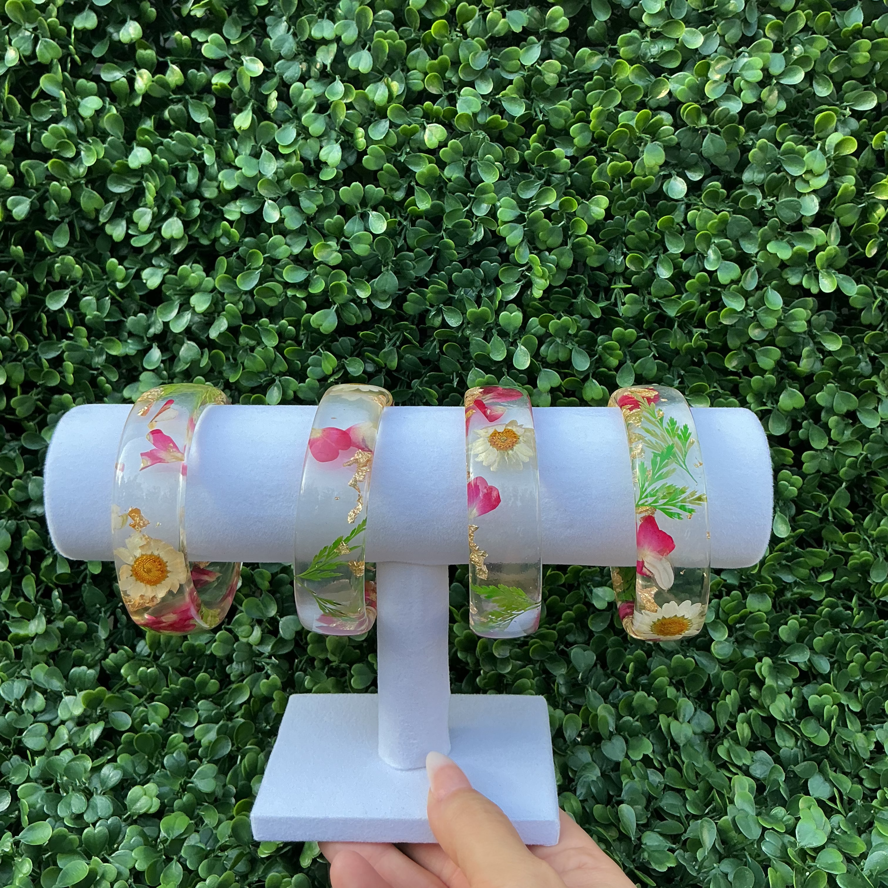 Clear floral thick bangle