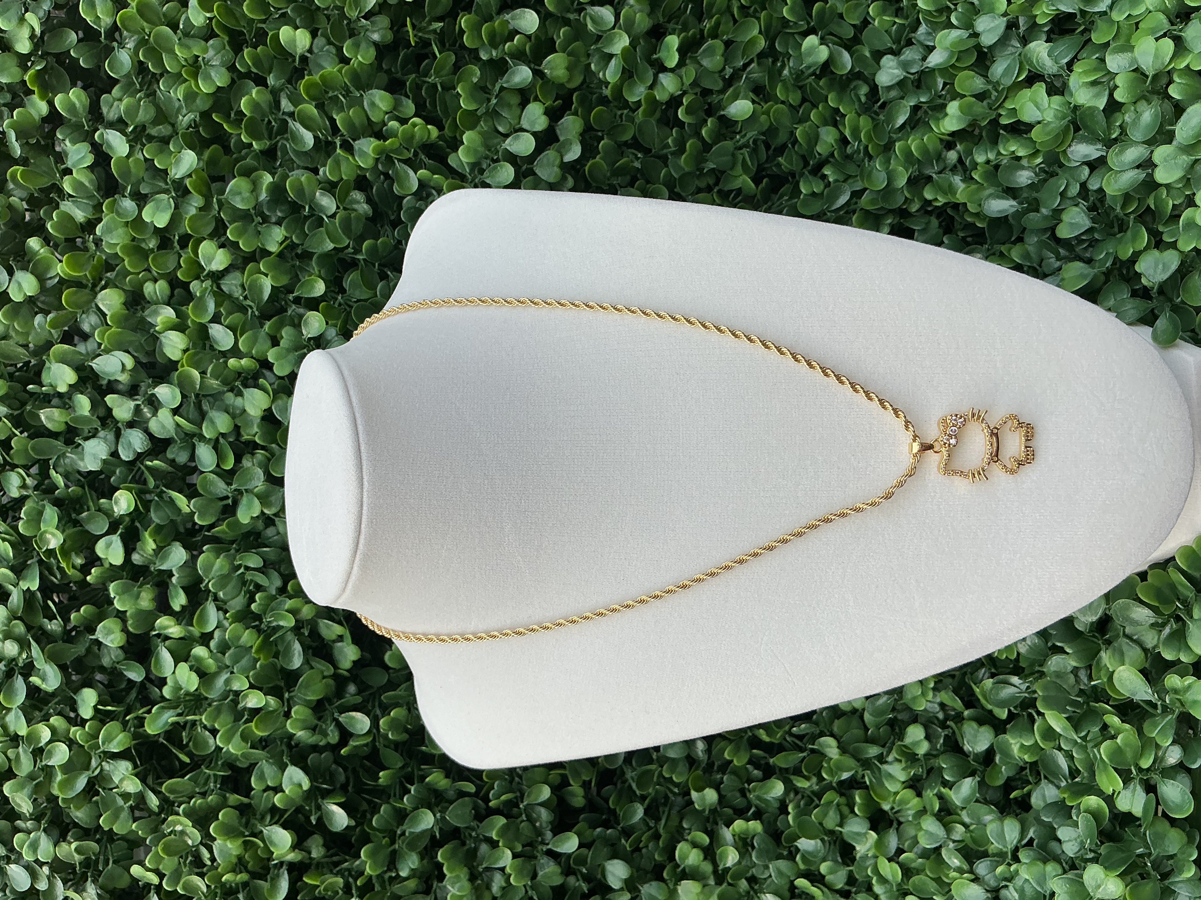 HK Diamond outlined necklace